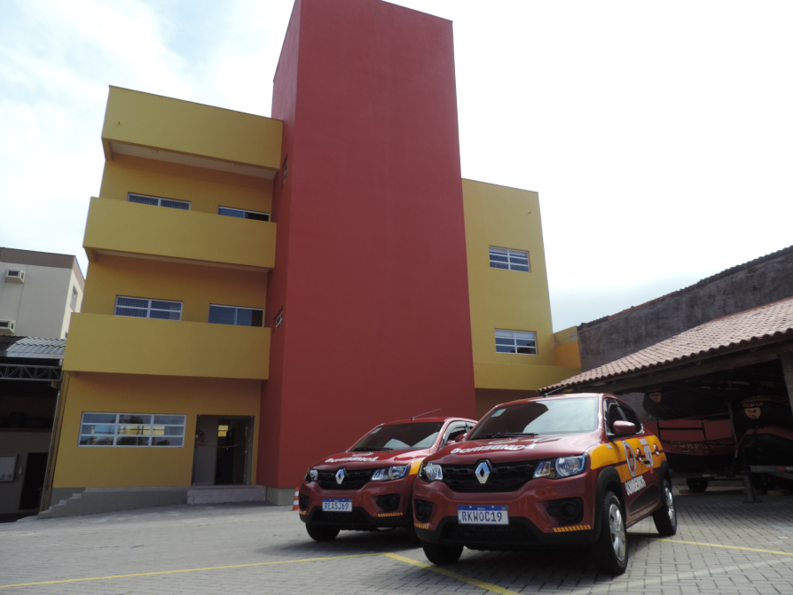Bombeiros de Tubarão celebram 48 anos com quartel reformado e novas viaturas