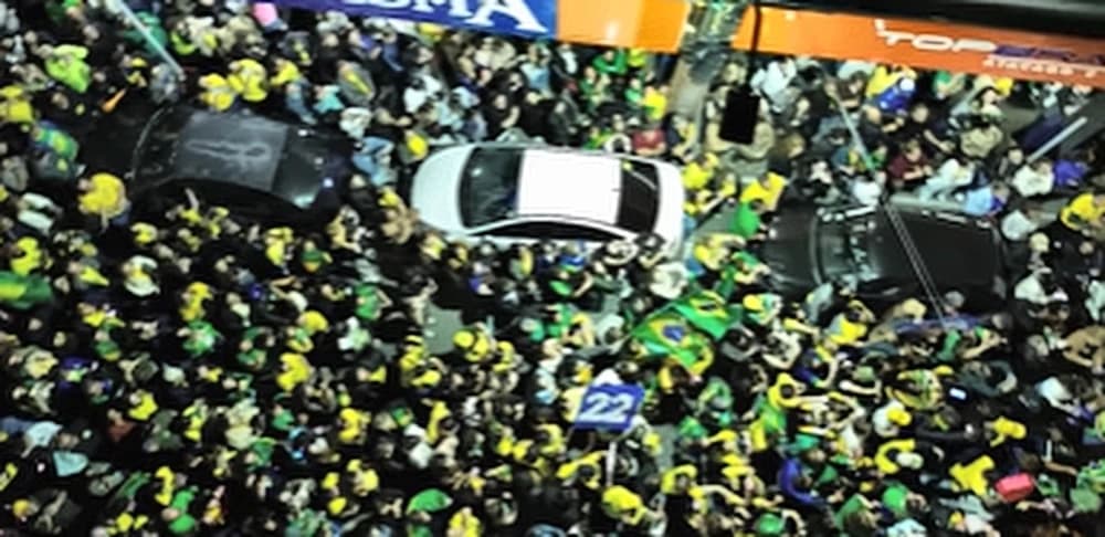 Imagens aéreas mostram multidão se concentrando no centro de Tubarão em apoio a Flávio Bolsonaro (PL) - HC Notícias