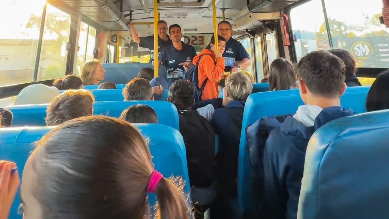 Na rota da educação: prefeito e diretora-presidente da Fundação embarcam na rotina do transporte escolar - Prefeitura de Tubarão
