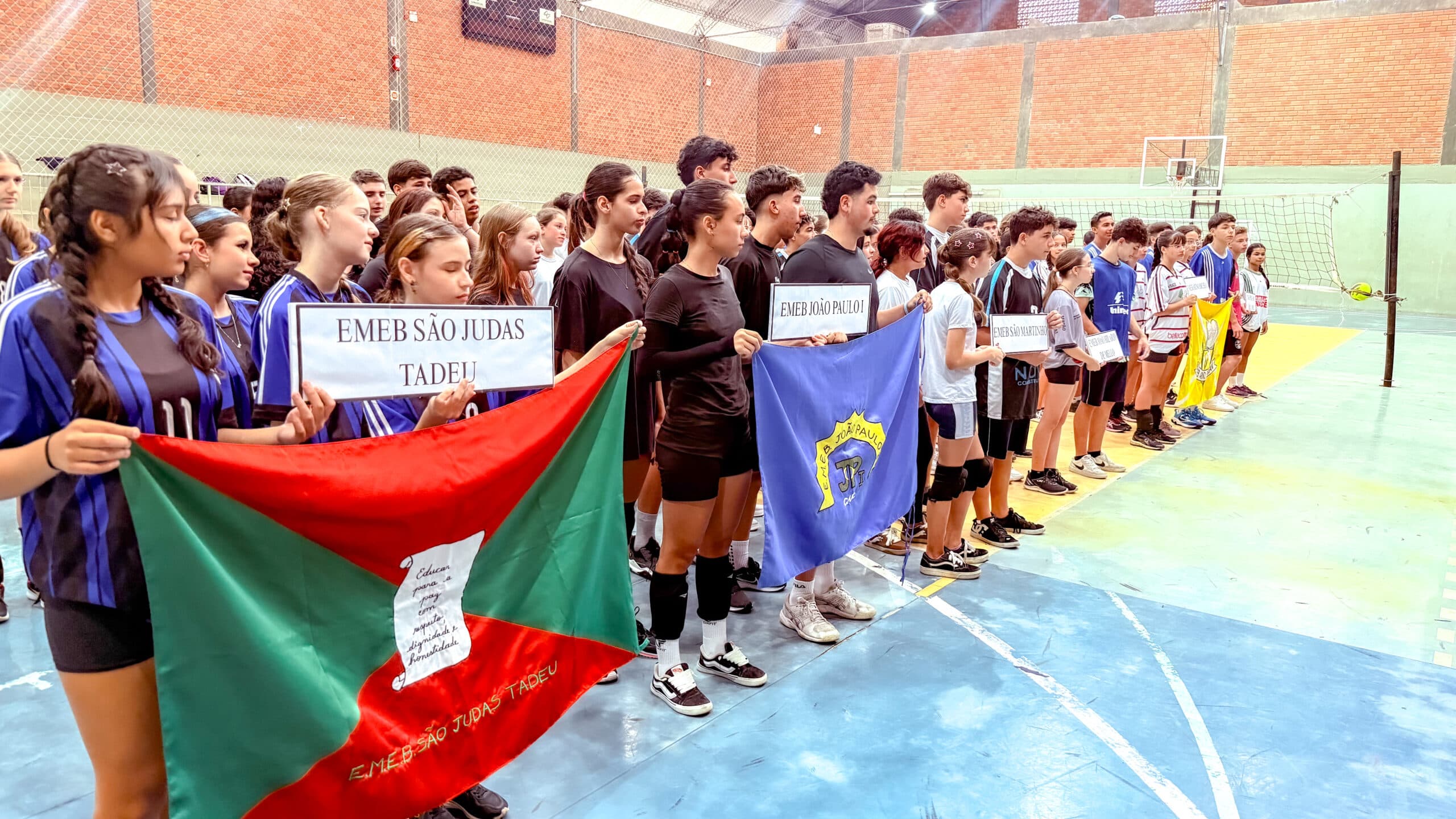 Jogos Escolares reúnem estudantes do 8º e 9º ano em disputas de voleibol - Prefeitura de Tubarão