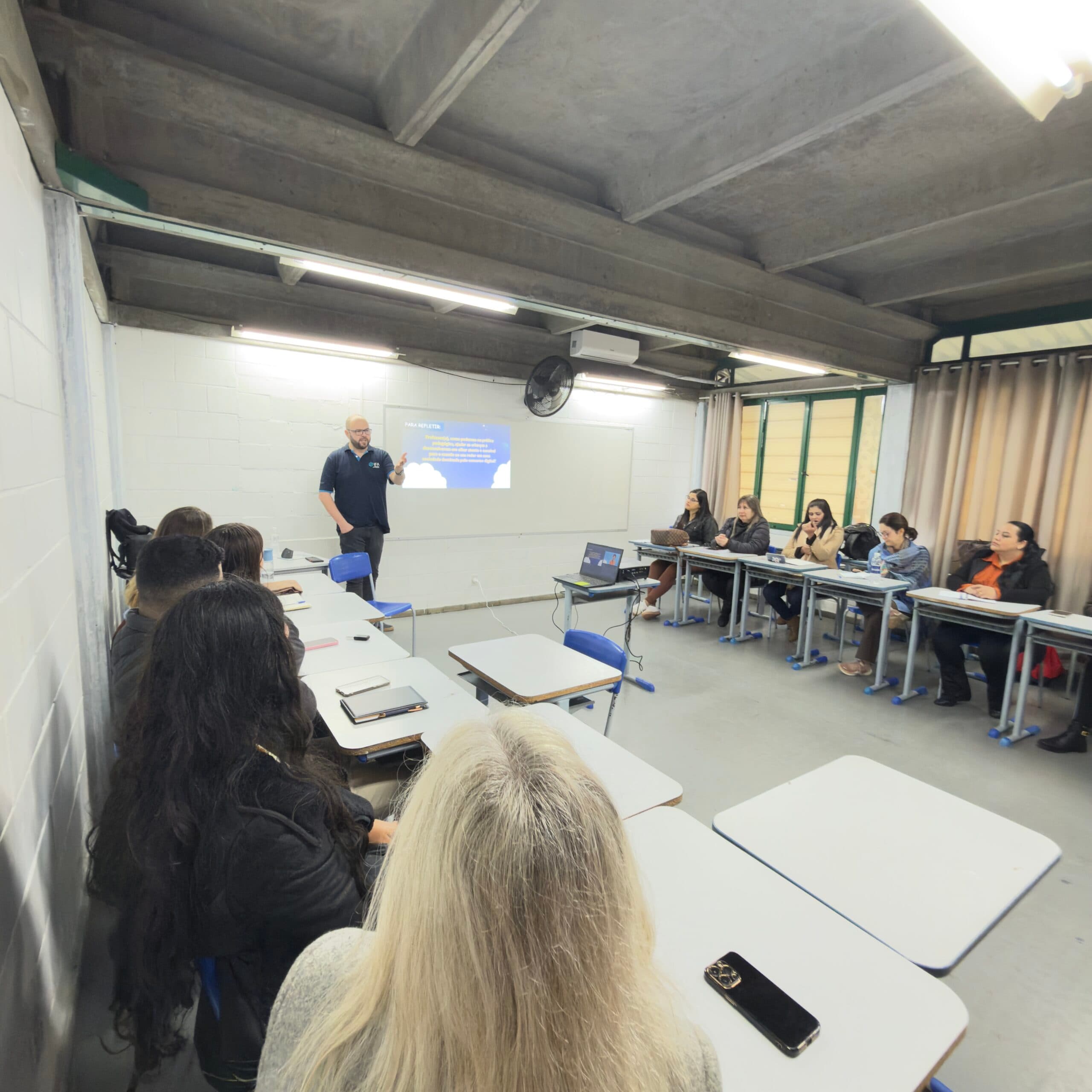 Educação realiza capacitação para uso das mesas digitais interativas nas escolas municipais - Prefeitura de Tubarão