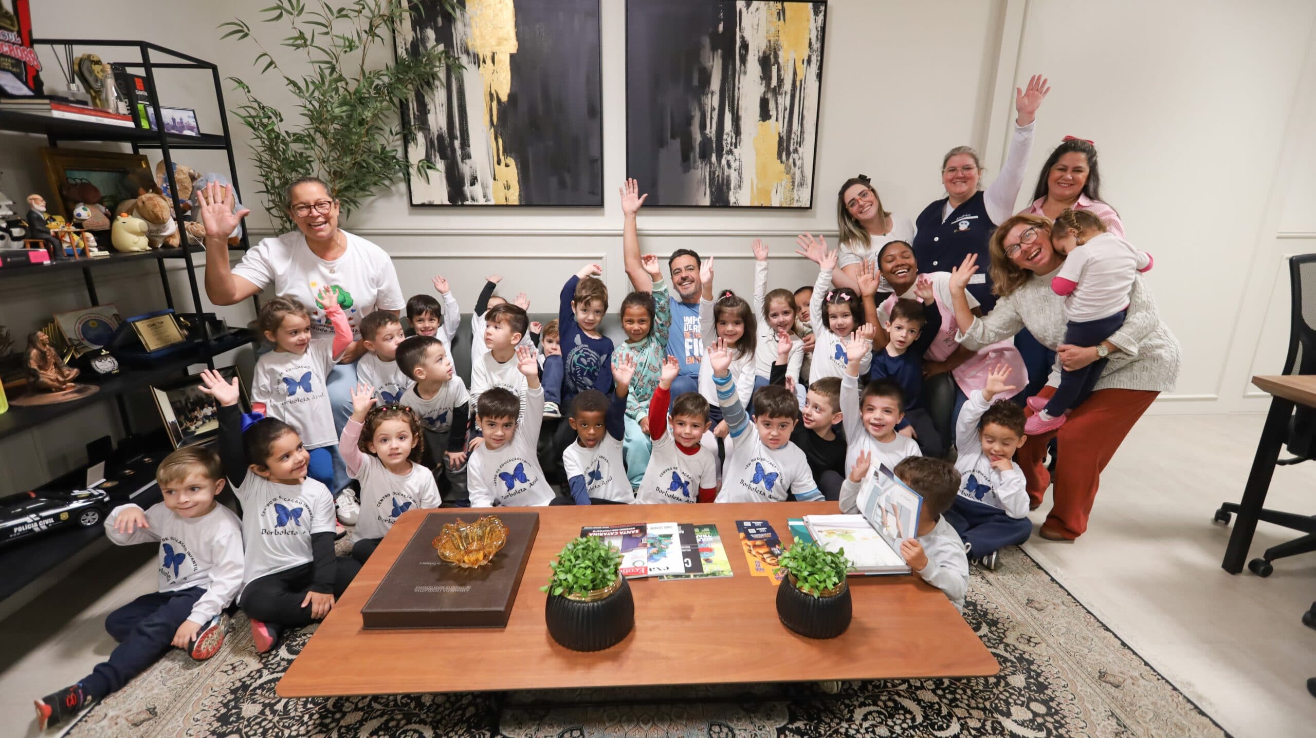Alunos do CEI Borboleta Azul visitam o Centro Administrativo e conhecem o Gabinete do Prefeito - Prefeitura de Tubarão