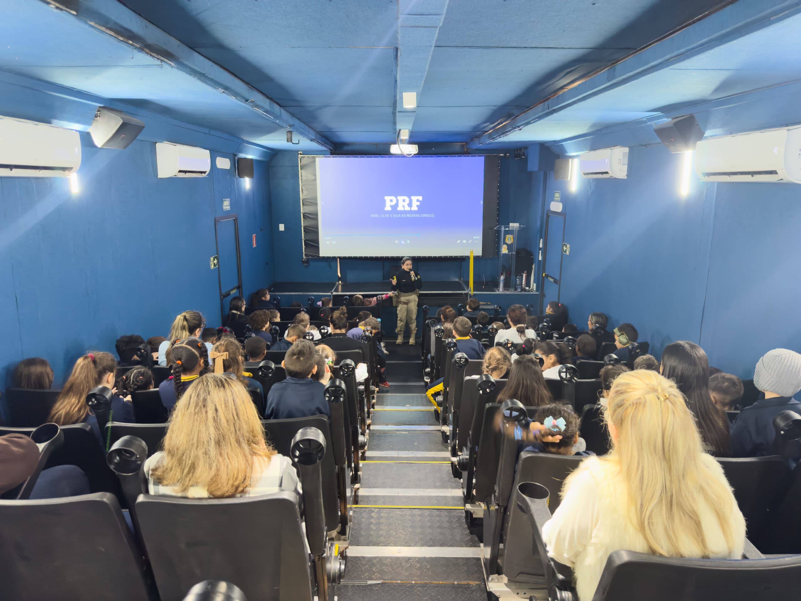 Carreta da PRF leva educação de trânsito a estudantes em Tubarão