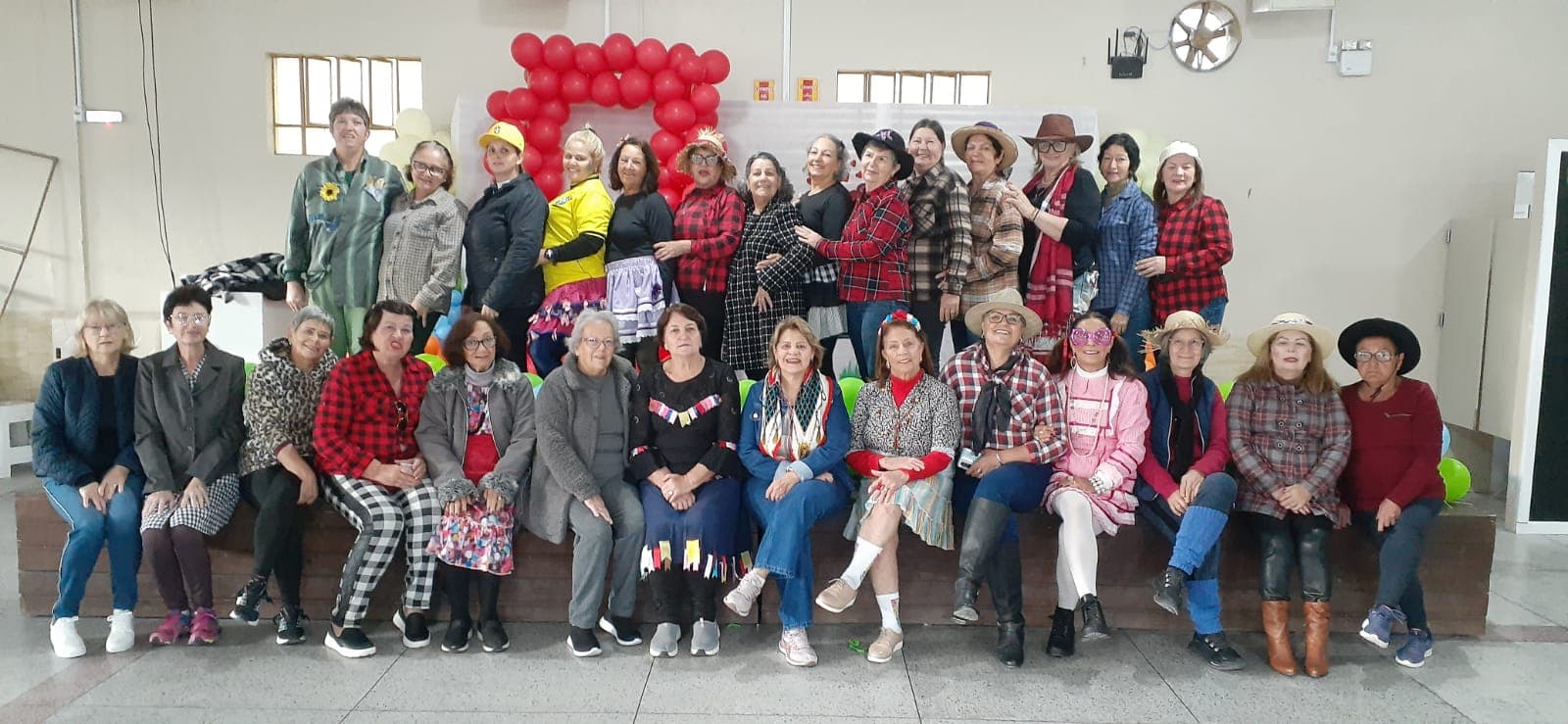 Tubarão: Grupos de Exercícios Físicos Celebram Festas Juninas com Integração e Saúde