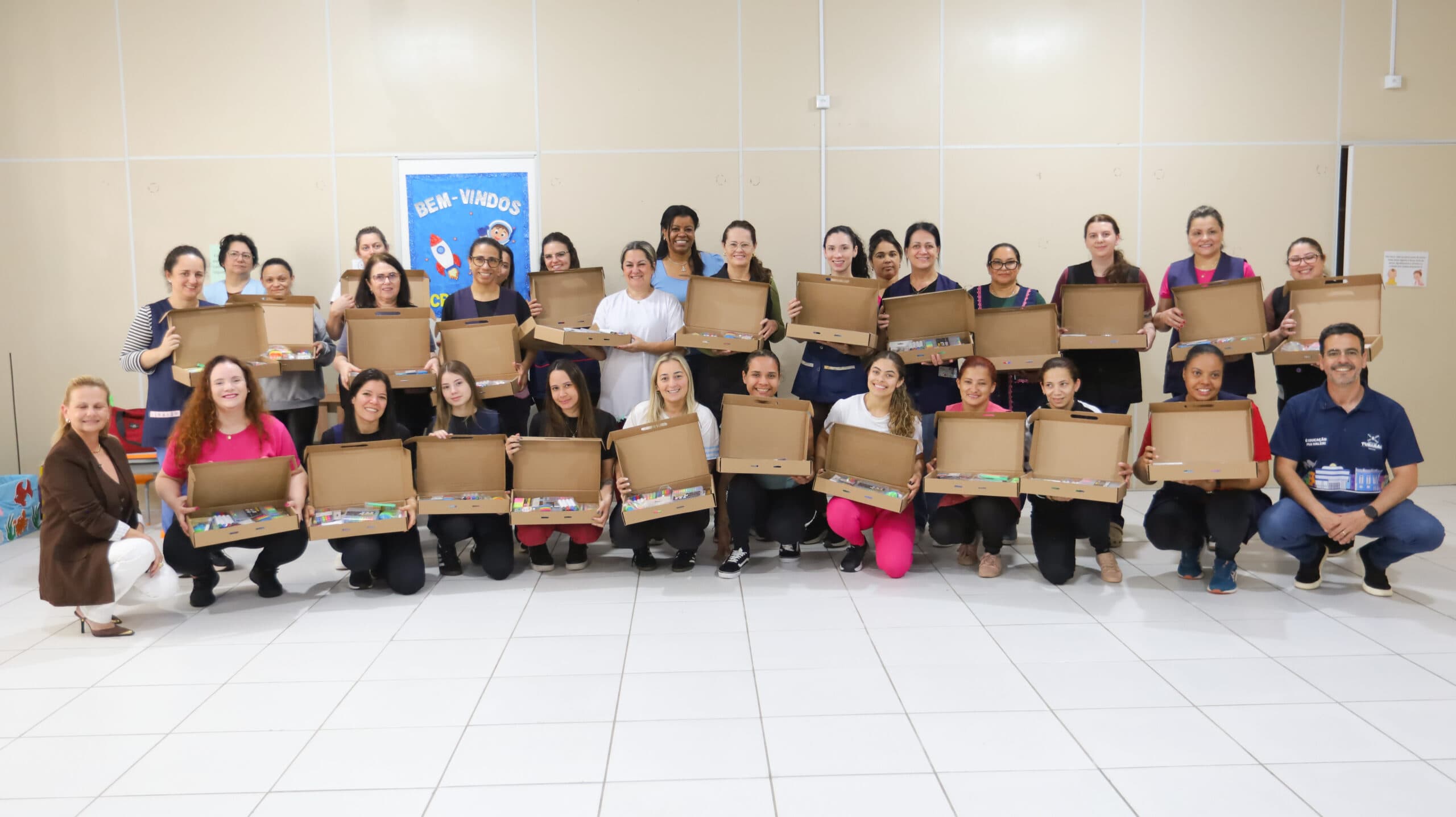 Educação homenageia profissionais da rede municipal com kits escolares - Prefeitura de Tubarão