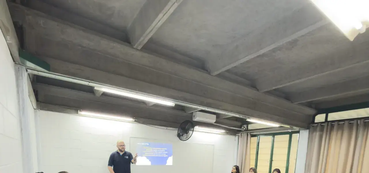 Formação de professores em Tubarão capacita para uso de mesas digitais - Visor Notícias