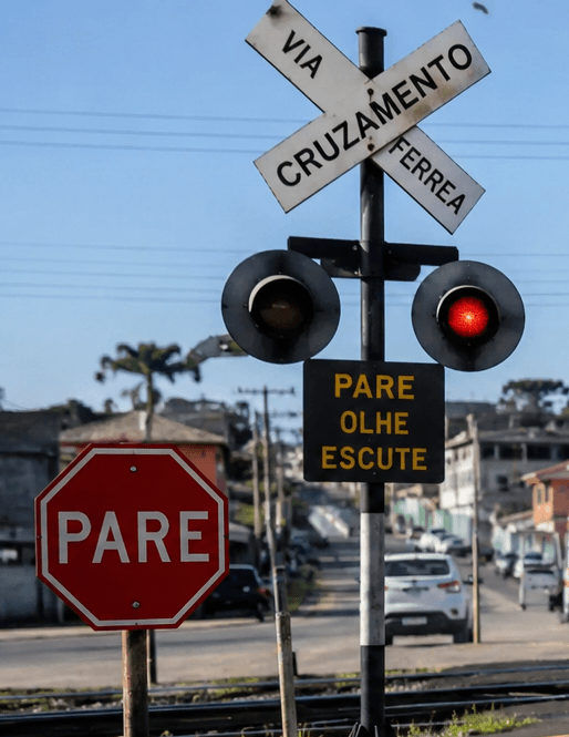 Motociclista fica ferido após colidir com trem em passagem de nível em Tubarão