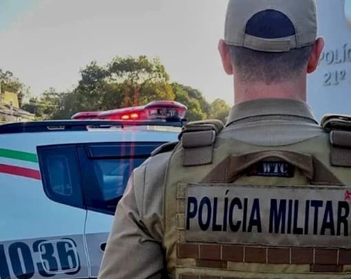 PM de Tubarão prende mulher foragida por roubo e apreende adolescente por tráfico