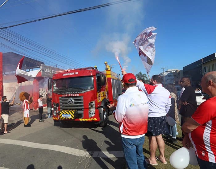 Tubarão presta última homenagem ao ex-prefeito Olavio Falchetti em emocionante cortejo