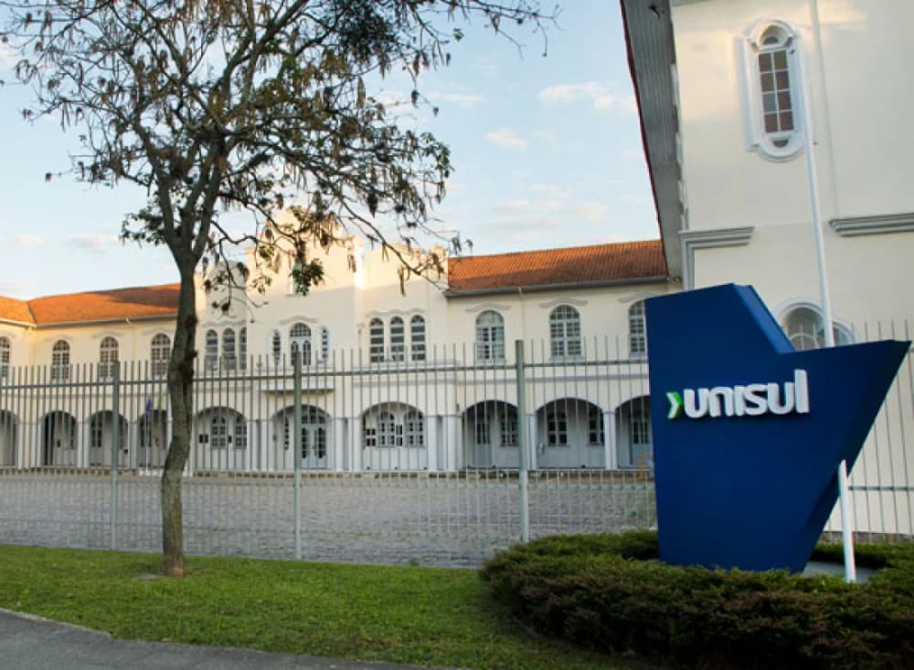 DCE cobra retomada de bolsas do Fumdesc e alerta que 500 estudantes de Tubarão seguem sem benefício