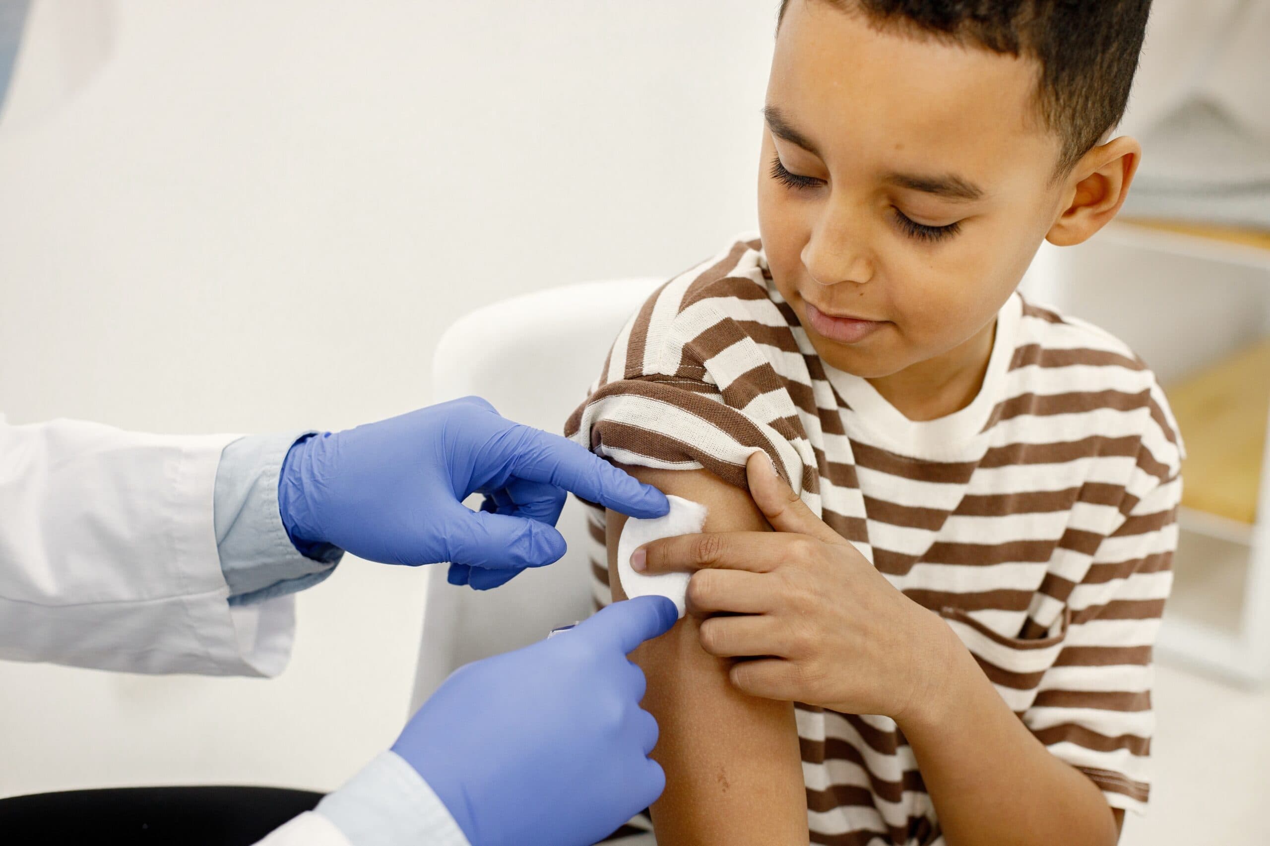 Tubarão recebe novo lote de vacina infantil contra pneumonia e meningite