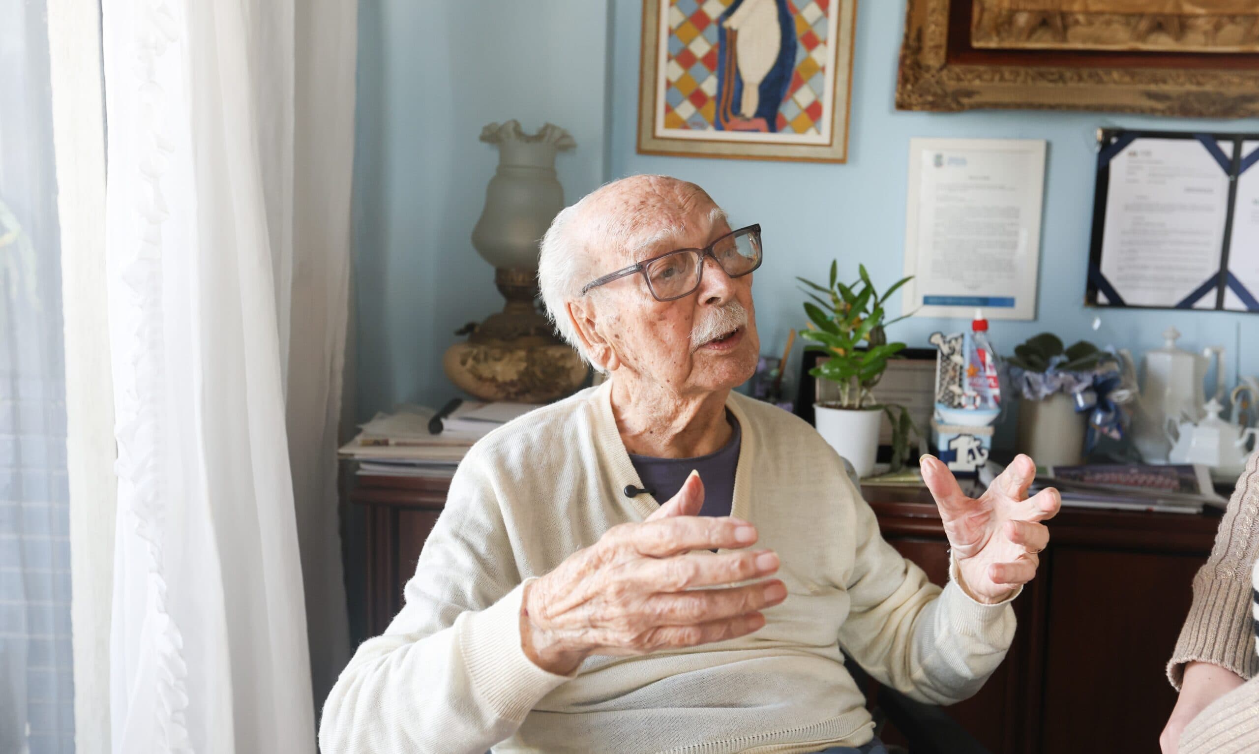 Aos 104 anos, escritor mais velho do mundo vira exemplo de cidadania e vacinação em Tubarão