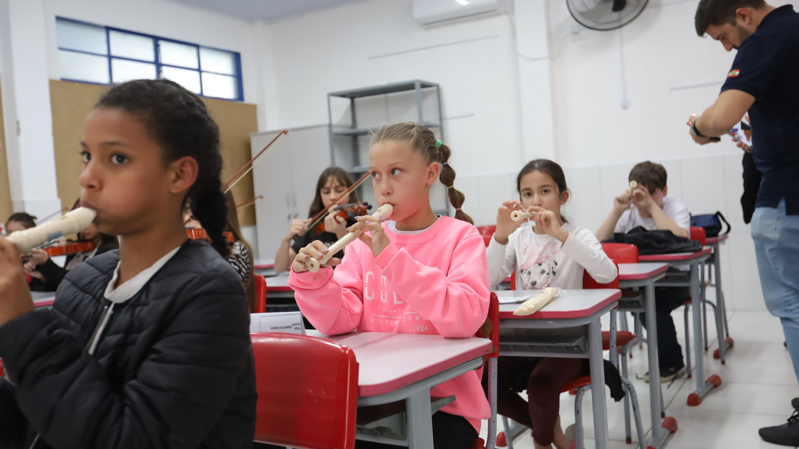 Parceria leva aula de música para estudantes da rede municipal de Tubarão - Prefeitura de Tubarão