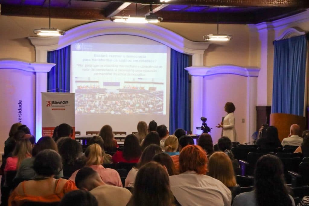 Tubarão recebe simpósio internacional sobre formação de professores na era da ciência, tecnologia e inovação