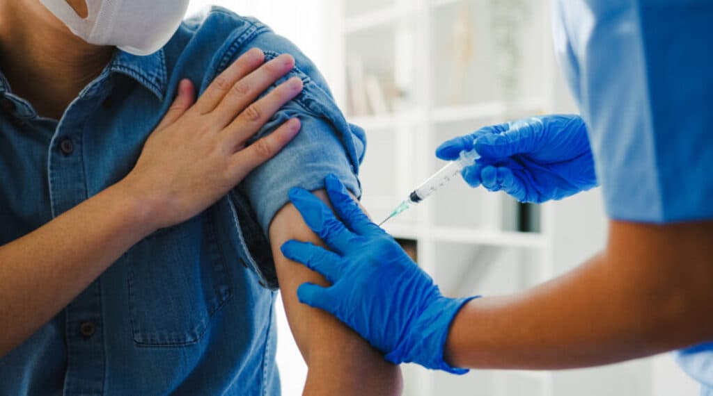 Tubarão amplia vacinação e libera dose contra a gripe para toda a população