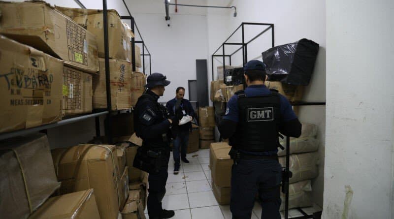 Operação em Tubarão Apreende Mais de Mil Produtos Falsificados em Comércio do Centro